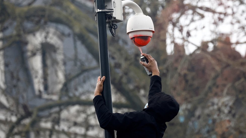 Demonstrant sprejem farba bezbednosnu kameru u Nantu/Reuters/STEPHANE MAHE