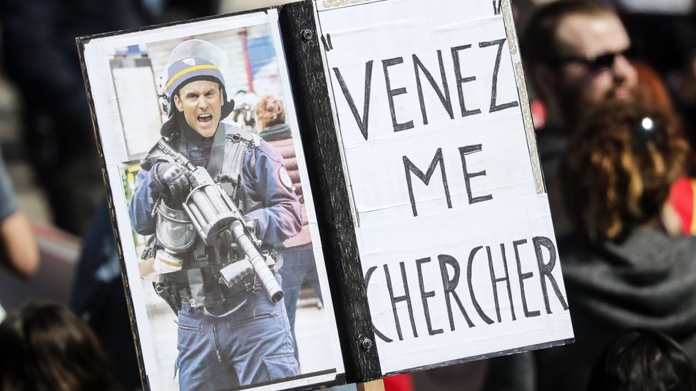 Demonstrant drži plakat protiv Makrona: &Doði da me uhvatiš&/Guillaume Horcajuelo/EPA-EFE/REX/Shutterstock