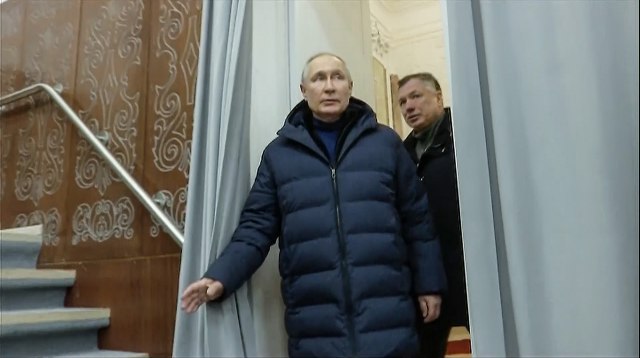 Putine, šta ti je s nogom? VIDEO