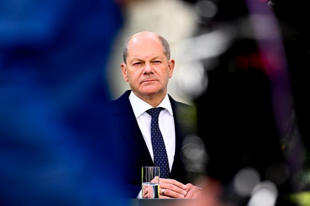 "Iza zatvorenih vrata"; Zamolili su CIA; U sve umešan i Šolc?