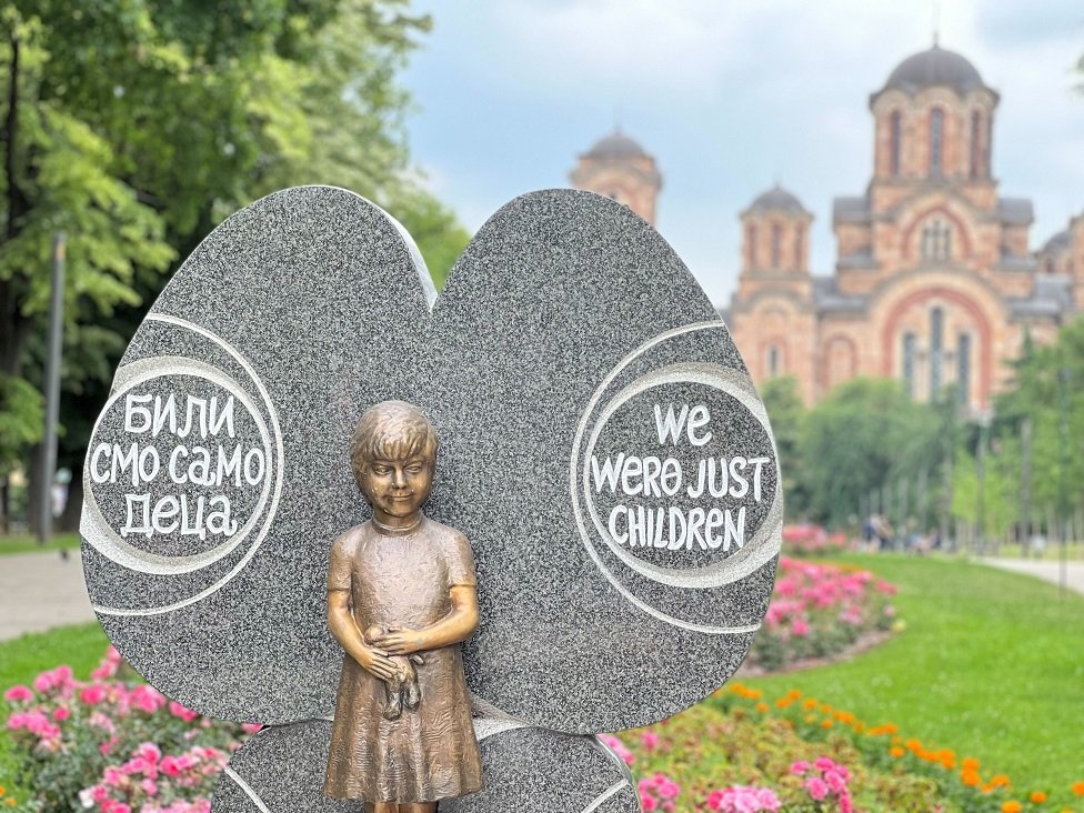 Spomenik nastradaloj deci tokom bombardovanja u Tašmajdanskom parku/BBC