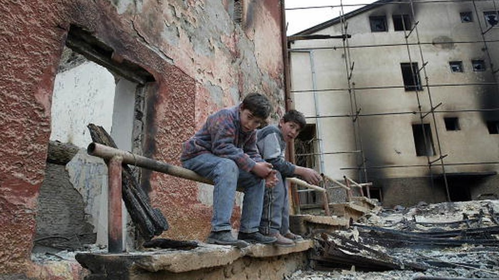 22. mart 2014: Deèaci sede meðu ruševinama zgrade Pravoslavne bogoslovije u Prizrenu/TARIK TINAZAY
