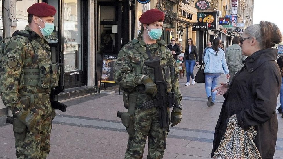 Vojnici sa maskama na licu u centru Niša/Fonet