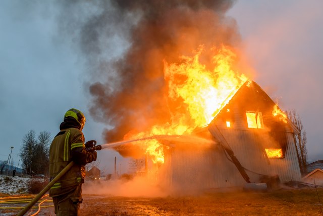 Izgorela porodièna kuæa u Kragujevcu – dve osobe evakuisane VIDEO