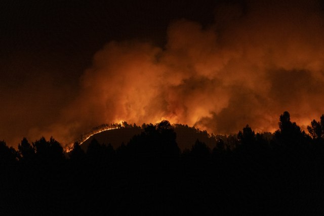 Veliki šumski požar u Španiji, evakuisani građani, oko 500 vatrogasaca na terenu FOTO/VIDEO