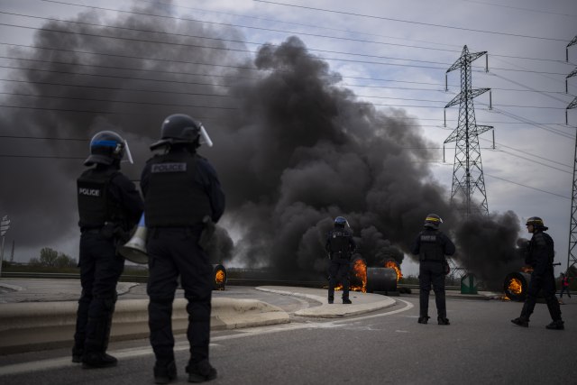Francuske vlasti uprkos protestima sprovode promene penzionog sistema