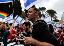 Veliki broj Izraelaca okupilo se ispred Kneseta, državnog parlamenta, na protestu protiv kontroverzne reforme pravosuða/Reuters