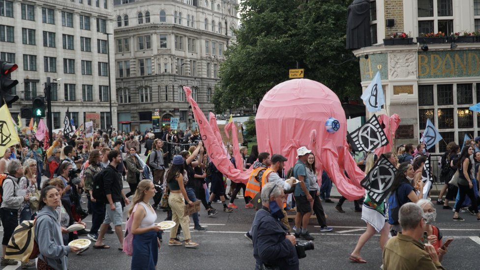 Ljudi u Londonu marširaju protiv uzgoja hobotnica - bilo je protesta u drugim zemljama/Animal Rebellion
