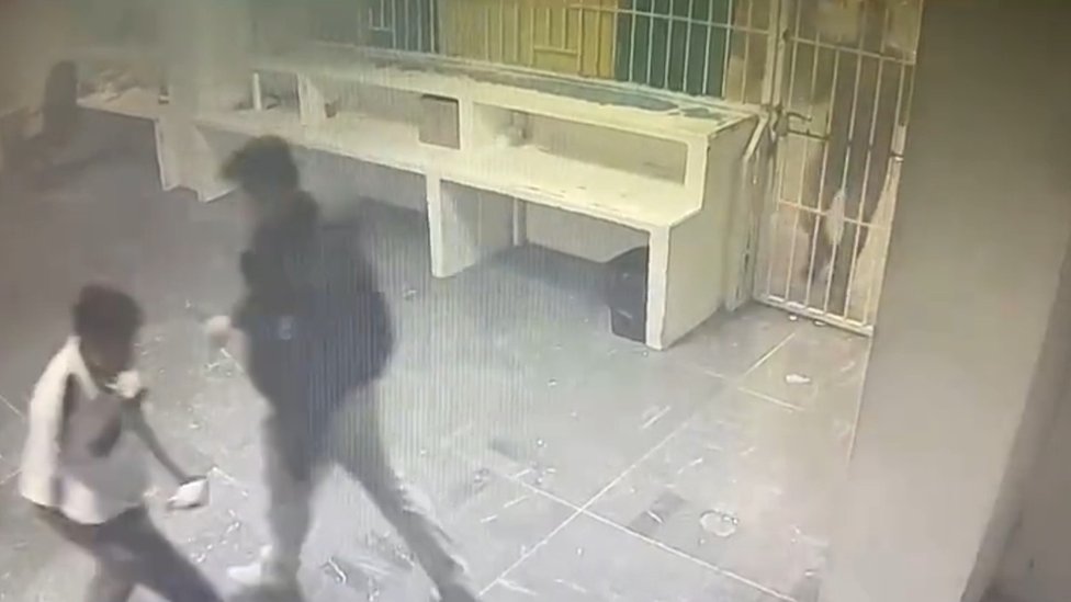 Video prikazuje kako naoružano osoblje odbija da otkljuèa vrata iako kreæe požar/Twitter