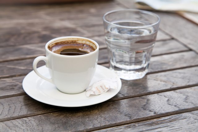 Turista platio kafu i vodu 20 evra: 