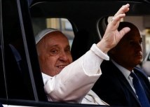 Papa po izlasku iz bolnice maše vernicima/Reuters