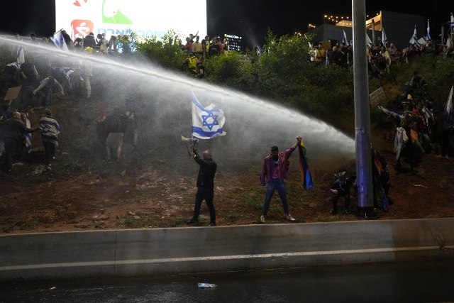 Chaos in Israel: People took to the streets, police used water cannons PHOTO/VIDEO