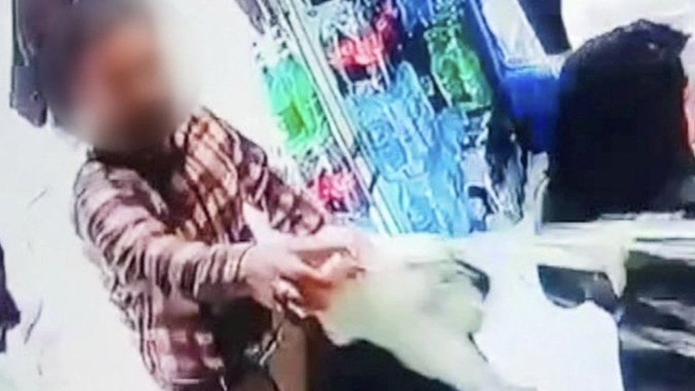 Iran i žene: Muškarac polio dve Iranke jogurtom jer nisu prekrile glave, one uhapšene