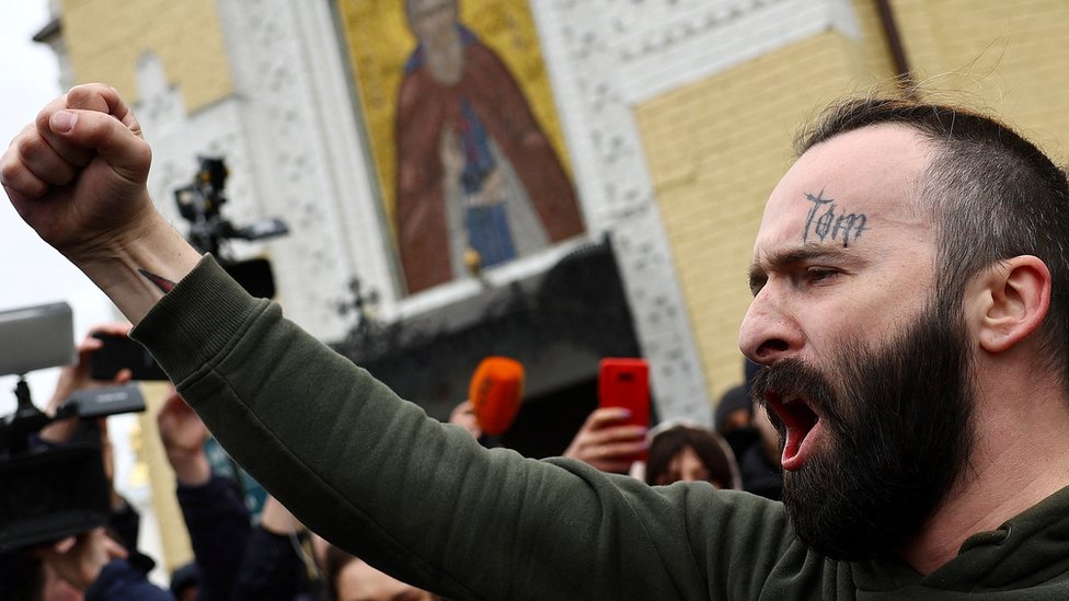 Protivnik Ukrajinske oravoslavne crkve ispred Lavre/Reuters/KAI PFAFFENBACH