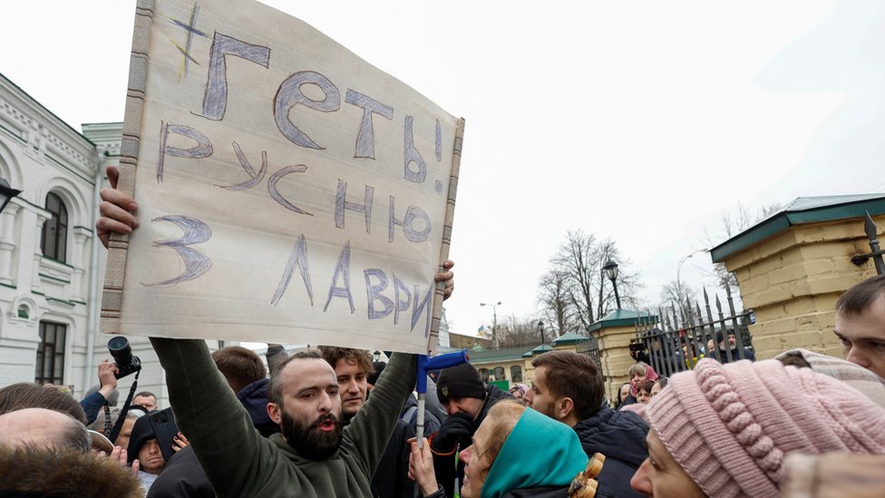 Protivnik UPC drži parolu kojom poruèuje da Ruse treba proterati iz Lavre/Reuters/VALENTYN OGIRENKO