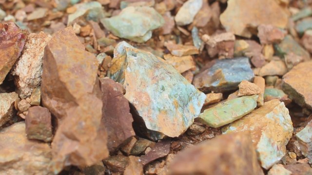 Srpsko selo leži na poludragom kamenu: 