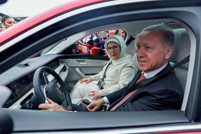 Turski elektrièni automobil izašao na put: Prvi primerak isporuèen Erdoganu FOTO