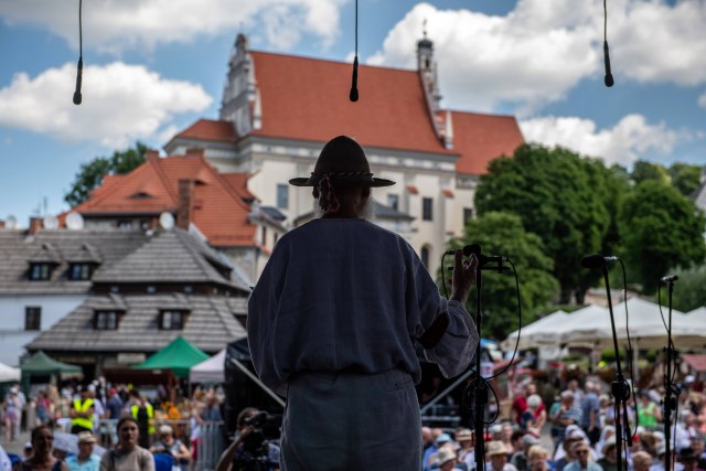 Pao sa 19. sprata i preživeo: Na putu do bolnice nastavio da peva VIDEO