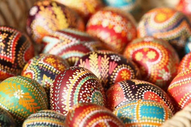 Najzanimljiviji vaskršnji običaji u Srbiji: Da li znate zašto se deci o obraze trljaju jaja?