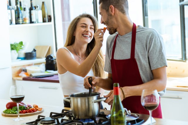 Može da spase brak: Zašto je kuvanje odlična terapija za parove?