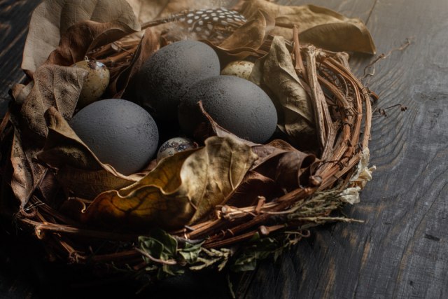 Kako se OBELEŽAVA Uskrs u PORODICI koja je u žalosti: Da li se farbaju jaja ako neko UMRE?