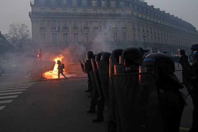 Gori Francuska, nastavljaju se protesti; Stotine hiljada ljudi na ulicama FOTO/VIDEO