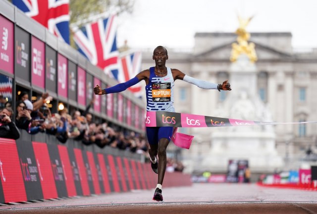 Kiptum drugim najboljim vremenom u istoriji slavio na Londonskom maratonu