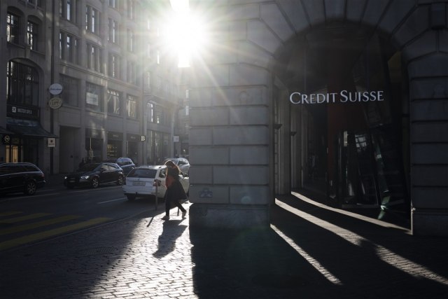 Ogromno povlaèenje novca iz banke Kredi Svis: "Banke ne mogu da prežive odliv te kolièine"