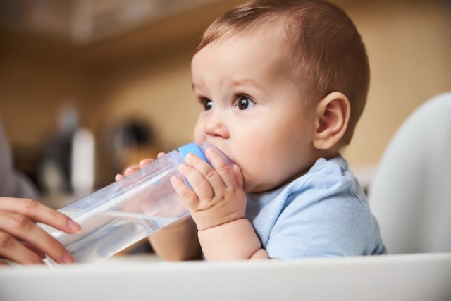 Lekar upozorava: ''Davanje vode bebama može biti smrtonosno" VIDEO