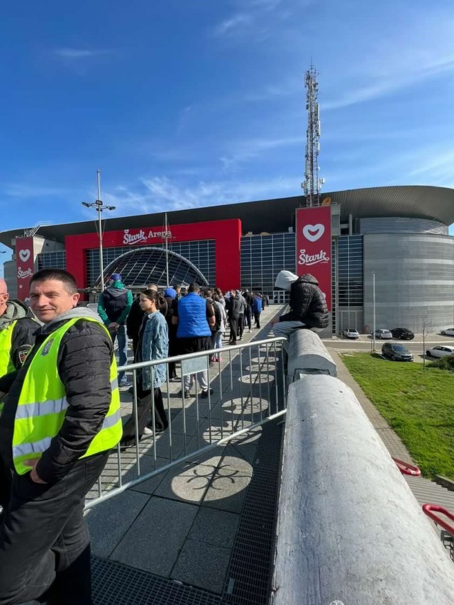 Long queues in front of the 