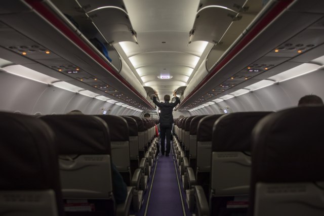 U AVIONU NIKADA NE UZIMAJTE KAFU I ALKOHOL! Stjuard upozorio: Skoro niko ne zna šta se dešava tokom leta, NIJE NAIVNO!