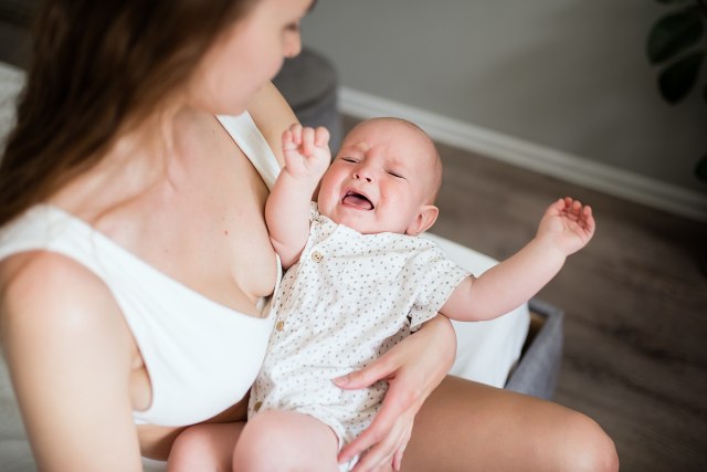 Video od 13 miliona pregleda: Mama podelila super trik za smirivanje bebe