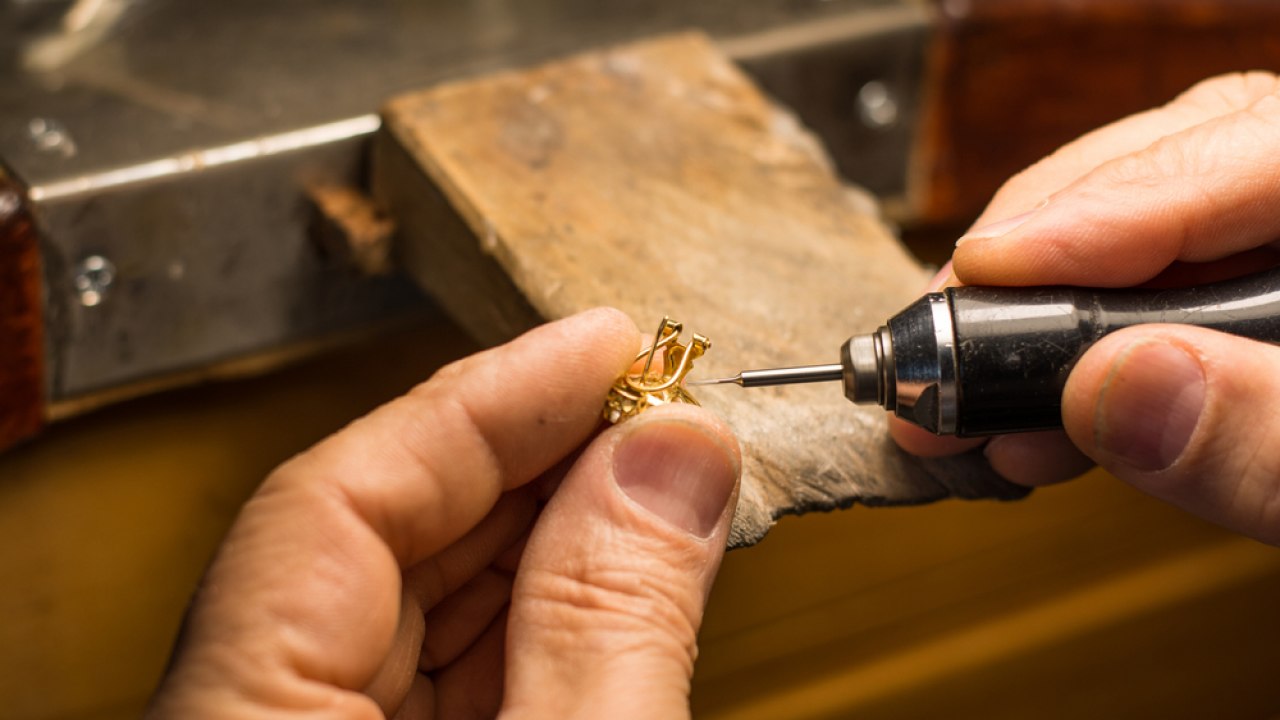 Мастер ювелирных украшений. Ювелирное дело. Книга золотых дел мастера. Ремесло ювелирное дело. Кубачинские мастера дагестан.