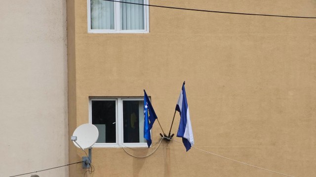 Vijori se zastava tzv. Kosova u Leposaviæu