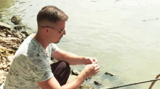 Pevač uhvaćen NA PECANJU: Iznenadićete se kad vidite kako izgleda u OPUŠTENOM IZDANJU! (VIDEO)