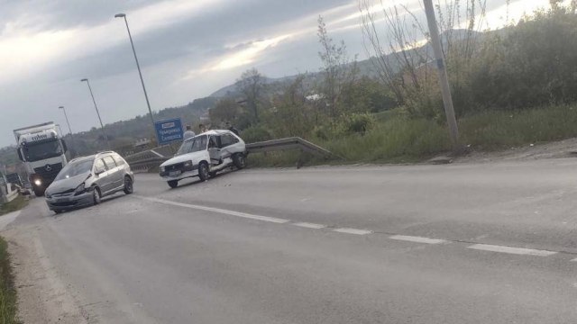 Saobraæaj obustavljen, stvorene velike kolone: Automobil prepolovljen – povreðene dve osobe FOTO