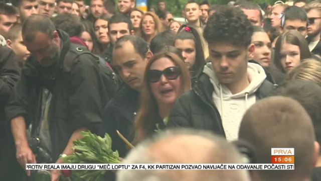 Majka uèenice vikala ispred škole na Vraèaru: "Bio je monstruozno dete; Moja æerka je bila na spisku" VIDEO