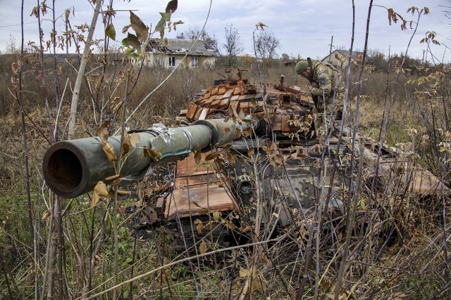 Rat – dan 436: Žestoke borbe; Bombardovan Donjeck; Atentat