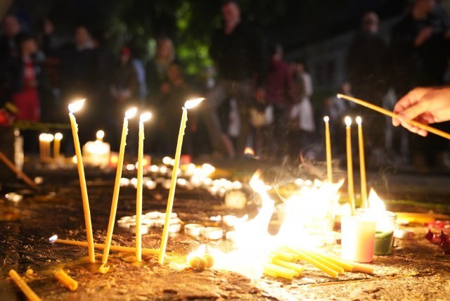 Mitropolit Joanikije se upisao u knjigu žalosti; Nikšiæani pale sveæe za stradale; Srbija tuguje