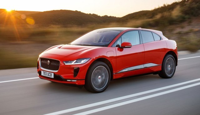 Zapalio se električni Jaguar – požar jedva ugašen