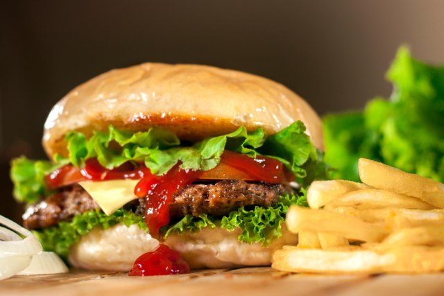 Kupci ne mare za cene: Industrija brze hrane cveta