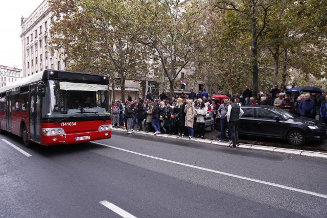 Nezapamæena scena u Beogradu: Devojka nasilno sela u krilo starijoj ženi usred vozila VIDEO