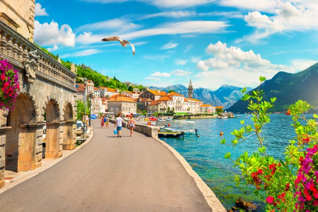 Crna Gora skuplja nego ikada: Enormne kazne za šetanje u kupaæem kostimu