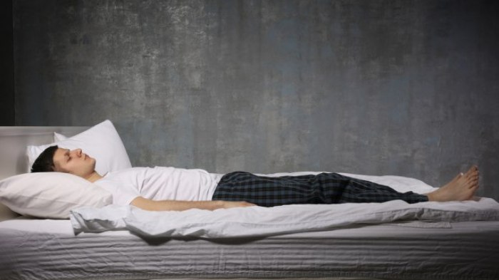 Schiena, fianchi, stomaco: guarda come dormi, influisce sulla tua salute