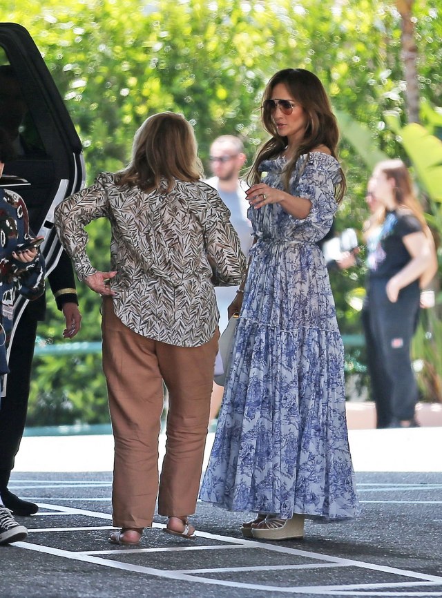 Denifer Lopez i Ben Aflek prvi put u javnosti nakon BRAČNE DRAME: Slavna pevačica se pojavila u OVOM izdanju! (FOTO)