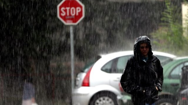 Total chaos in Serbia: Streets flooded, cars under water; Police help citizens VIDEO - Vimarsana News