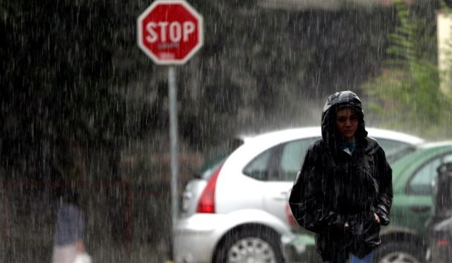 Total chaos in Serbia: Streets flooded, cars under water; Police help citizens VIDEO