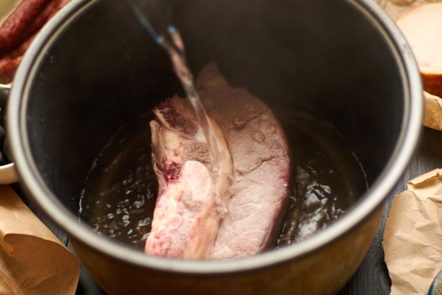 Da li meso za kuvanje treba ubaciti U HLADNU ILI VRELU VODU? Zbog greške koju svi pravimo ono ispada MANJE UKUSNO I SOČNO