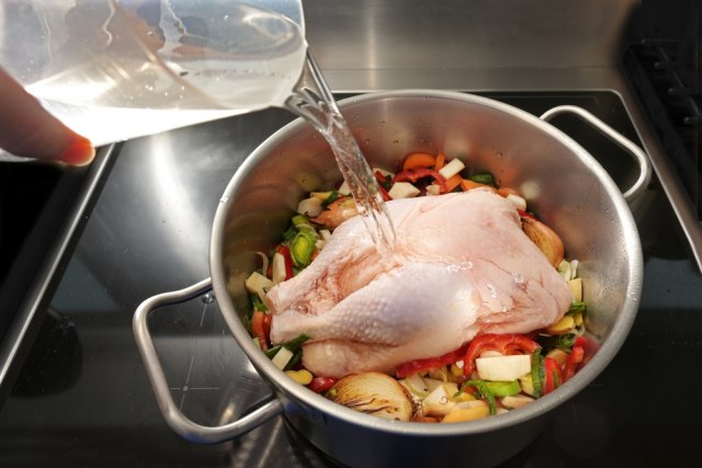 Da li meso za kuvanje treba ubaciti u hladnu ili vrelu vodu? Zbog ove greške ispada manje sočno
