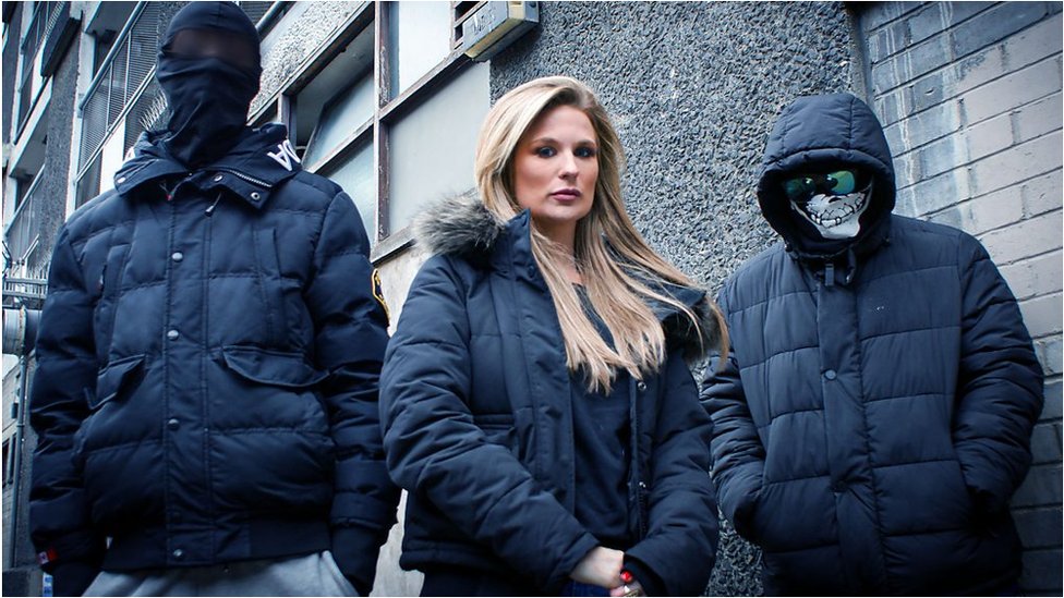Livi Hejdok sa dvojicom pripadnika bande poznate po otmicama/BBC
